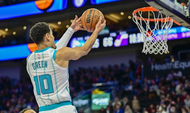 九游app官方下载-攻防奇兵！约什·格林替补4中4高效拿下14分2板2助3断1帽