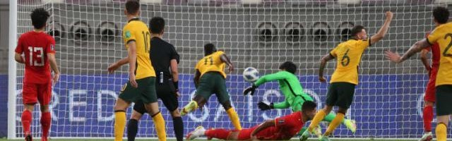 九游体育APP-国足后防屡次低级失误 李铁和全新中卫组合谁背锅